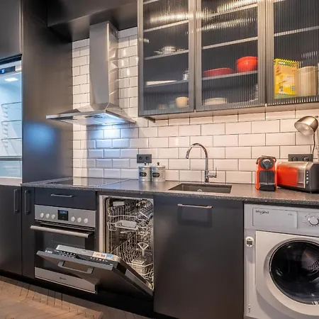 New Soho 13- Center Black & White Apartment *