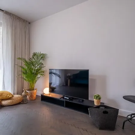 New Soho 13- Center Black & White Apartment